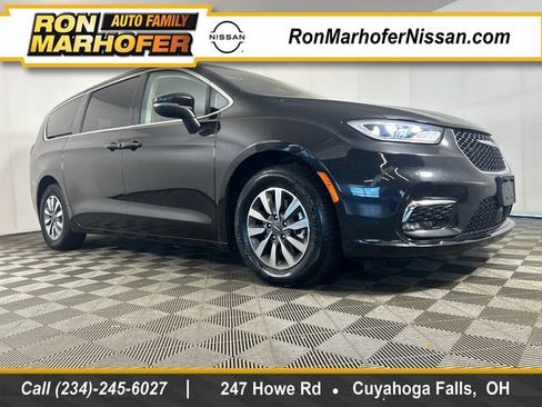 Used 2023 Chrysler Pacifica Touring-L FWD image 1