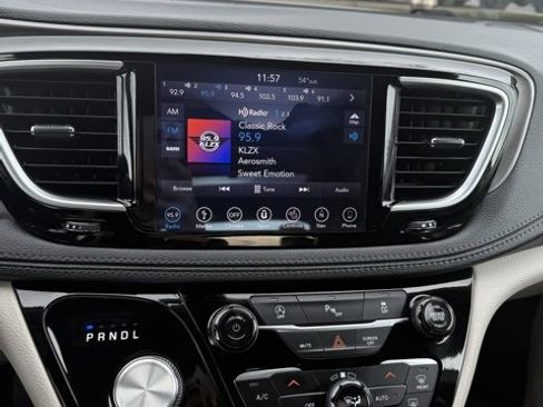 Used 2019 Chrysler Pacifica Limited image 24