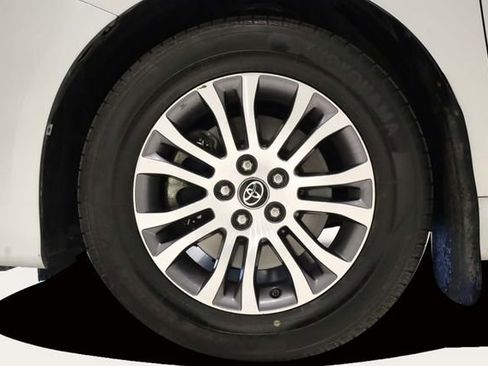 Used 2019 Toyota Sienna L image 8