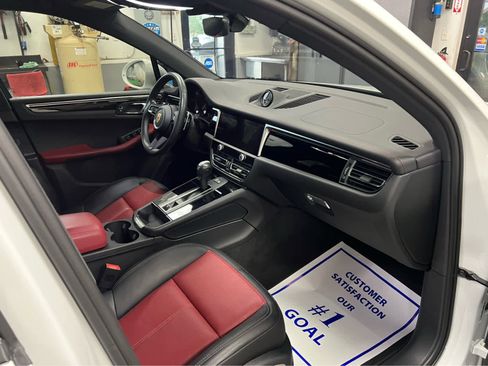 Used 2024 Porsche Macan image 31