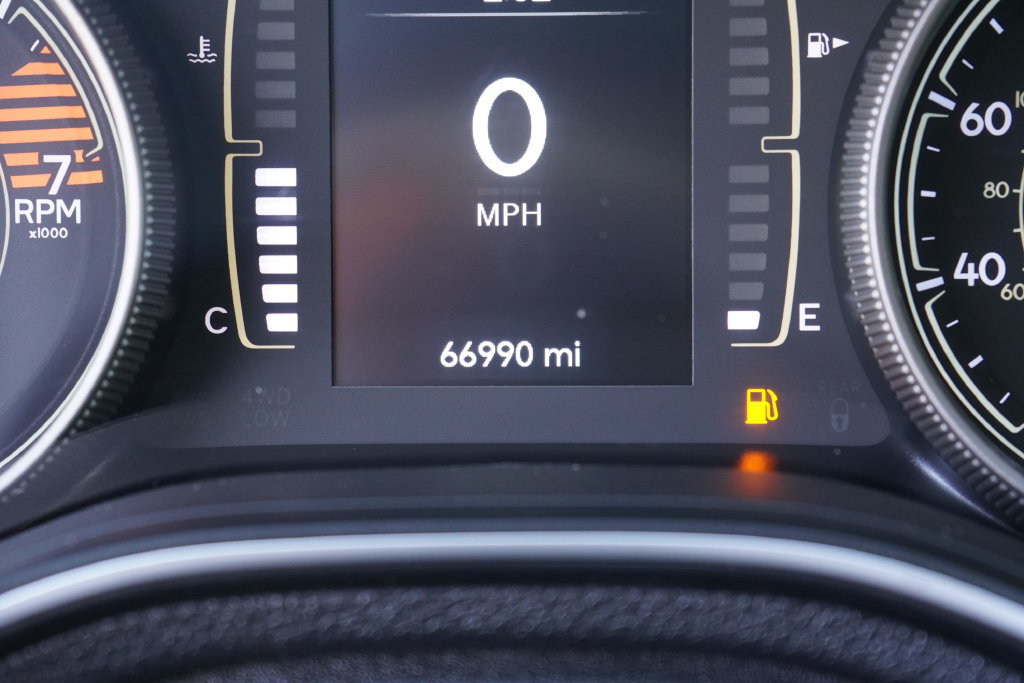 Used 2019 Jeep Cherokee Latitude Plus w/ Cold Weather Group AWD/4WD image 19