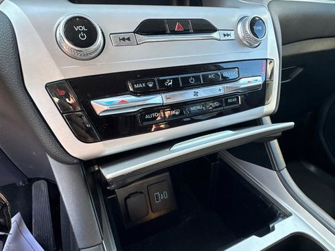 Used 2023 Ford Explorer XLT AWD/4WD image 27