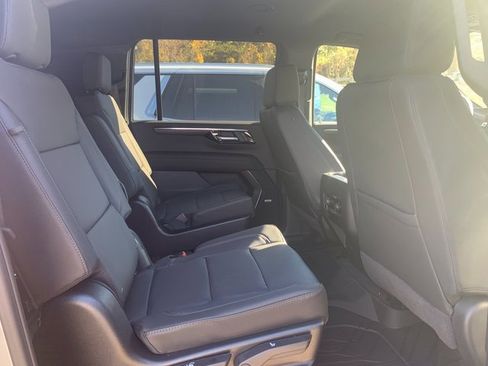 New 2026 Chevrolet Suburban LT image 17