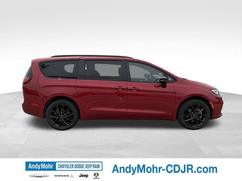 Used 2025 Chrysler Pacifica Limited w/ Uconnect Theater Family Group AWD/4WD image 8