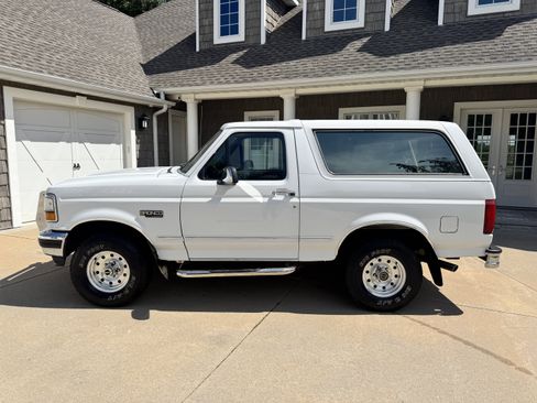 Used 1993 Ford Bronco XLT AWD/4WD image 3