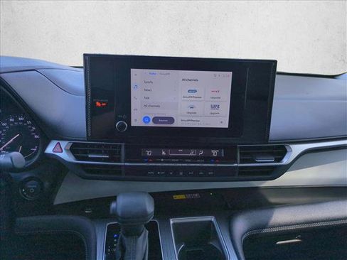 Used 2025 Toyota Sienna LE image 14