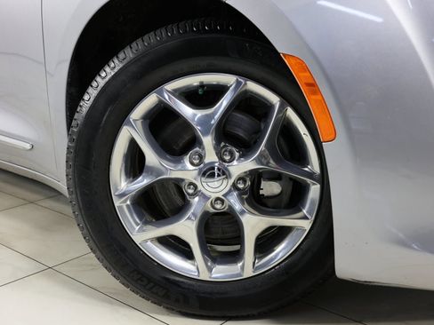 Used 2019 Chrysler Pacifica Limited image 16