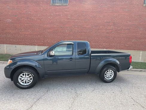 Used 2015 Nissan Frontier SV RWD image 2