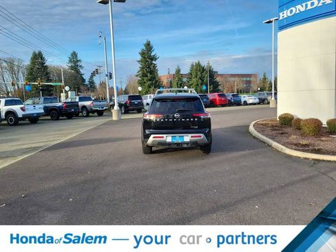 Used 2022 Nissan Pathfinder Platinum w/ Cargo Package image 5