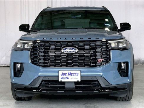 Used 2025 Ford Explorer ST image 3