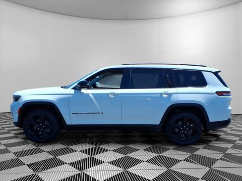 Used 2023 Jeep Grand Cherokee L Limited w/ Black Appearance Package AWD/4WD image 5