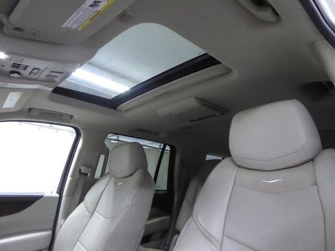 Used 2016 Cadillac Escalade Luxury AWD/4WD image 17