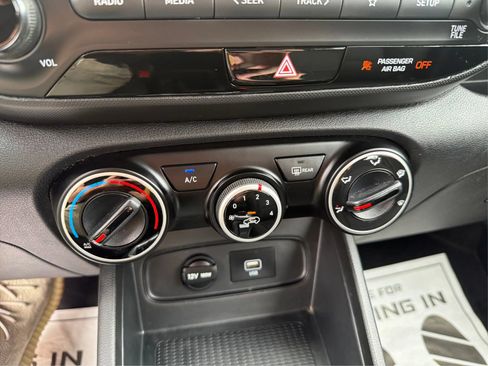 Used 2021 Hyundai Venue SE FWD image 27