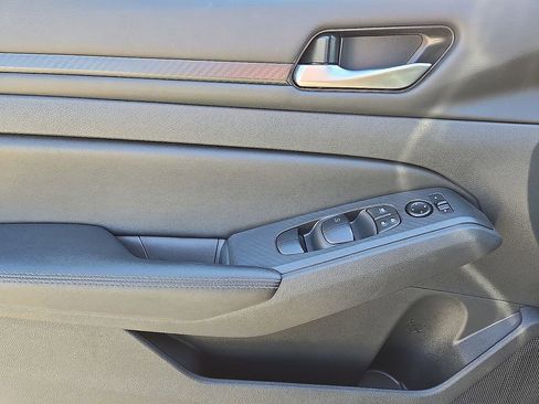 Used 2025 Nissan Altima 2.5 SV image 19