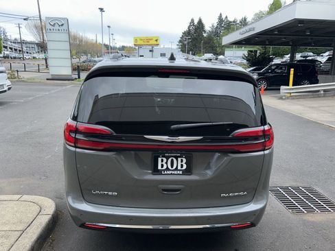 Used 2023 Chrysler Pacifica Limited FWD image 7