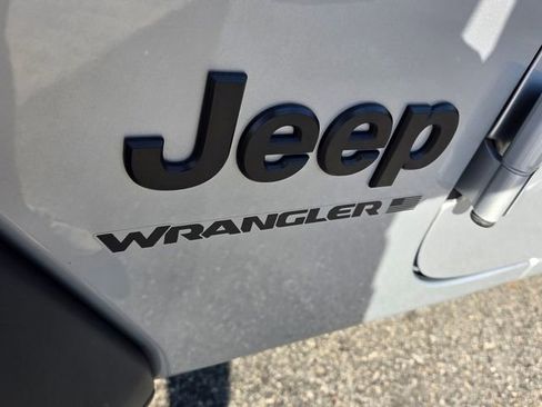 Used 2023 Jeep Wrangler Sport image 17