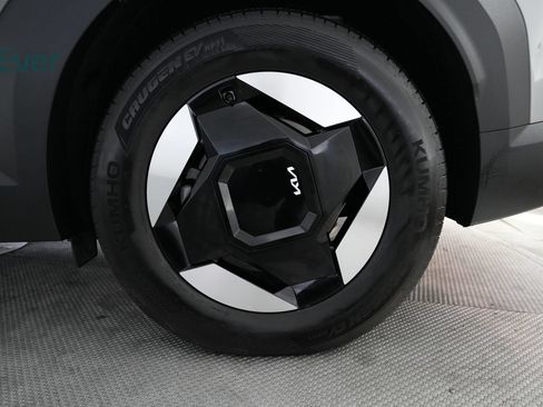 Used 2024 Kia EV9 Light Long Range RWD image 9