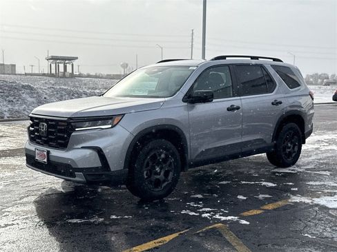 Certified 2025 Honda Pilot TrailSport image 5