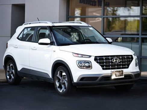 Used 2025 Hyundai Venue SEL FWD image 1