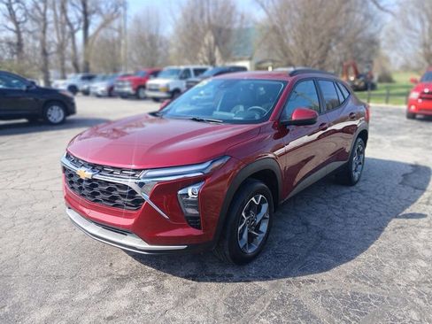 Used 2025 Chevrolet Trax LT w/ Driver Confidence Package image 4