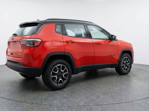 Used 2025 Jeep Compass Trailhawk AWD/4WD image 9