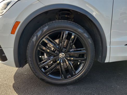 Used 2022 Volkswagen Tiguan SE R-Line image 10