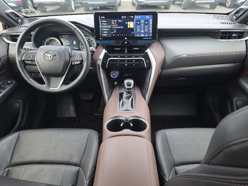 Used 2021 Toyota Venza Limited image 2