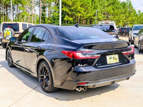 Used 2025 Toyota Camry SE FWD image 4