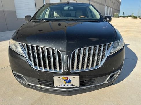 Used 2013 Lincoln MKX FWD image 2