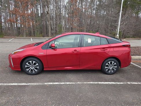 Used 2020 Toyota Prius XLE image 6