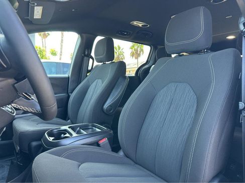 Used 2024 Chrysler Pacifica Touring image 7