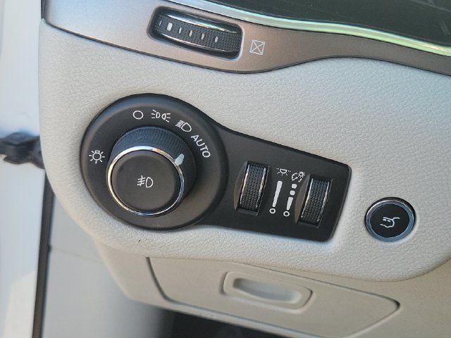 Used 2020 Jeep Cherokee Limited AWD/4WD image 9