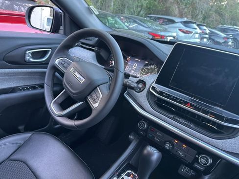 Used 2025 Jeep Compass Latitude image 15