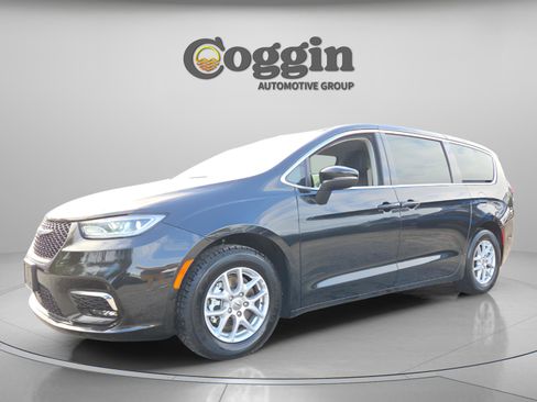 Used 2023 Chrysler Pacifica Touring-L image 1