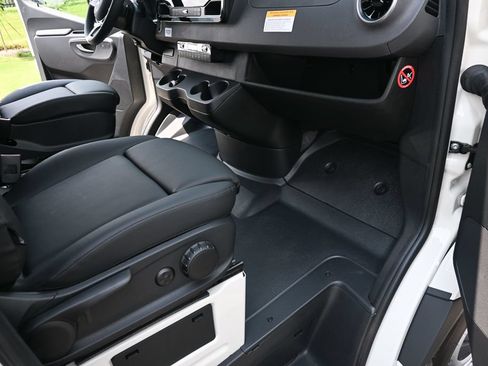 Used 2025 Mercedes-Benz Sprinter 2500 image 27