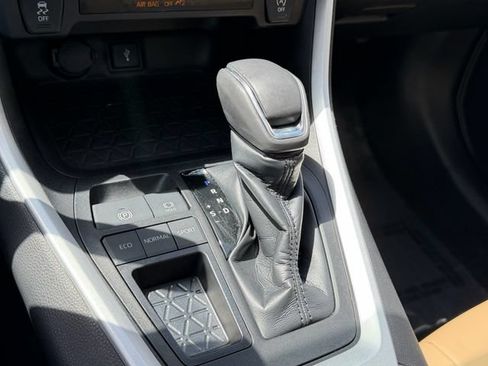 Used 2020 Toyota RAV4 XLE Premium FWD image 24