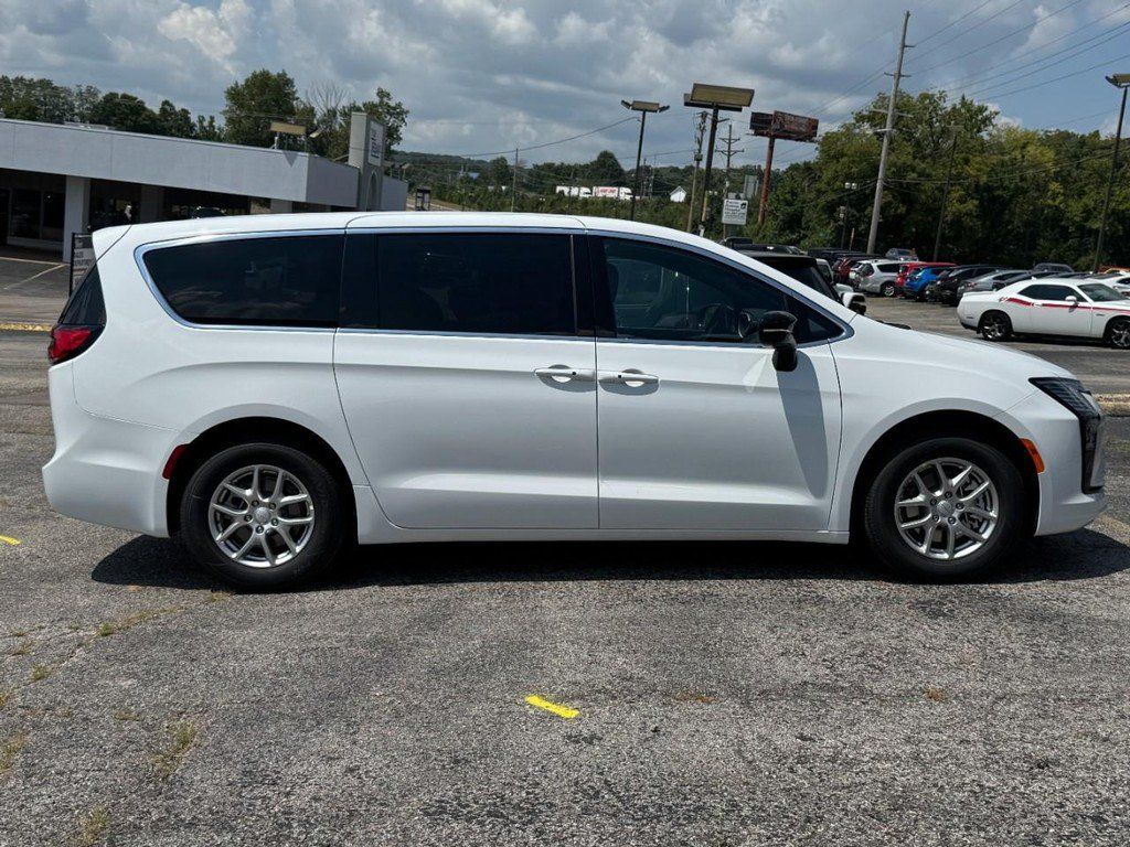 New 2027 Chrysler Pacifica Select FWD image 2