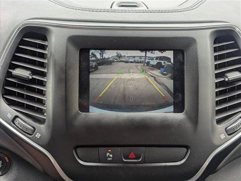 Used 2019 Jeep Cherokee Latitude Plus w/ Cold Weather Group AWD/4WD image 13