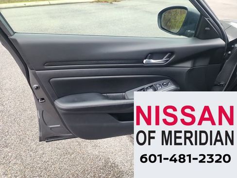 Used 2024 Nissan Altima 2.5 SV image 9