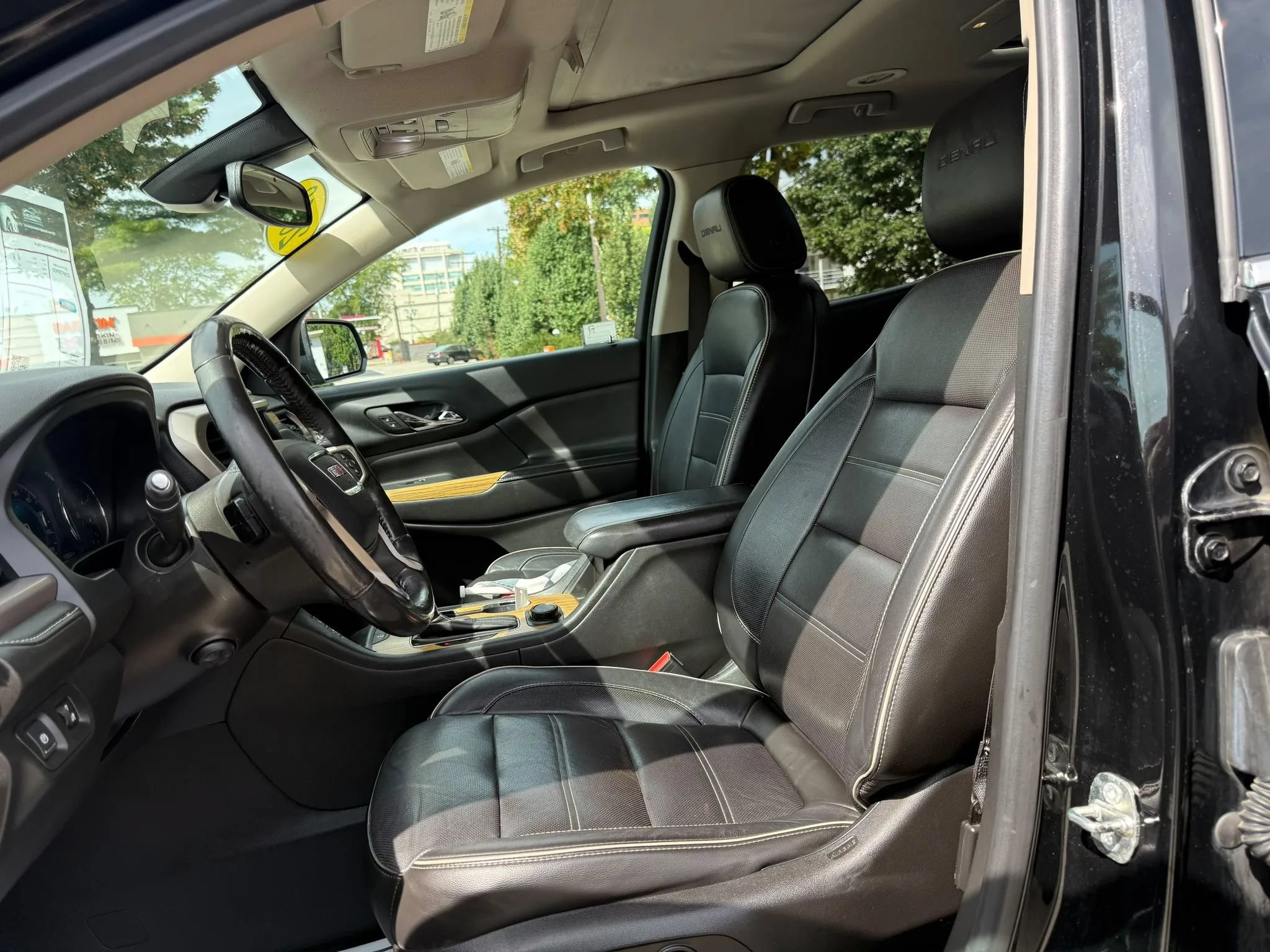 Used 2018 GMC Acadia Denali w/ Technology Package FWD image 11