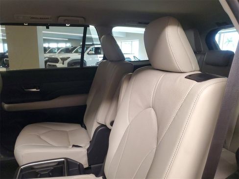 Certified 2024 Toyota Grand Highlander FWD image 13