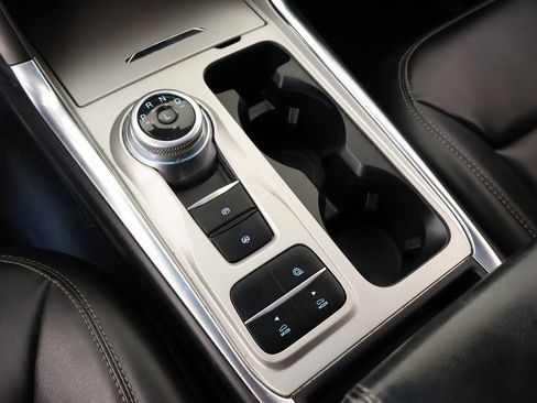 Used 2022 Ford Explorer XLT w/ Equipment Group 202A image 8