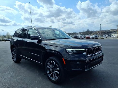 Used 2023 Jeep Grand Cherokee Overland w/ Luxury Tech Group IV AWD/4WD image 7