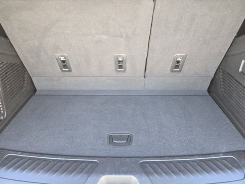 Used 2024 GMC Yukon SLT w/ SLT Luxury Package image 34