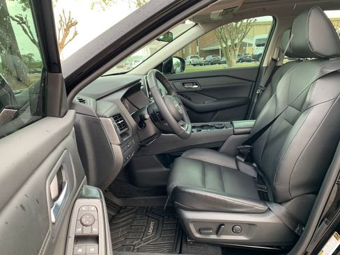 Used 2024 Nissan Rogue SV w/ SV Premium Package image 24