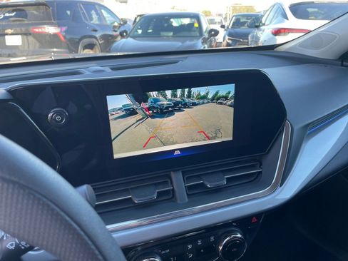 Used 2025 Chevrolet Trax LT image 17