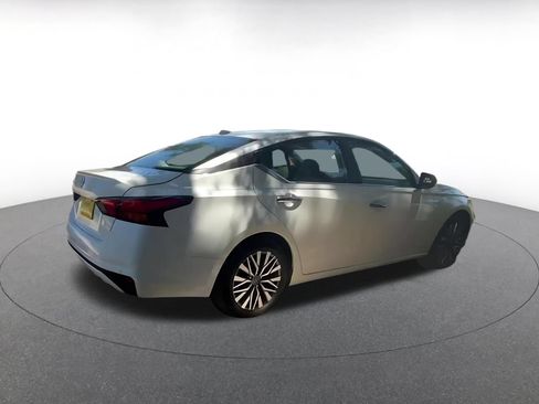 Used 2025 Nissan Altima 2.5 SV FWD image 16