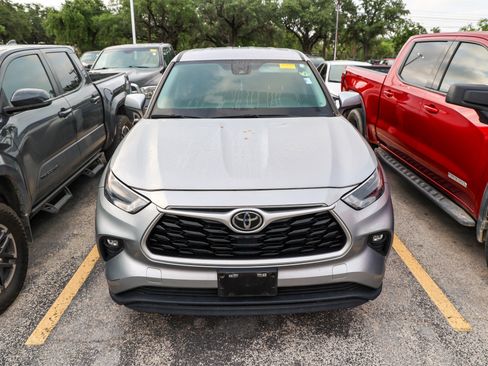 Used 2023 Toyota Highlander LE FWD image 5
