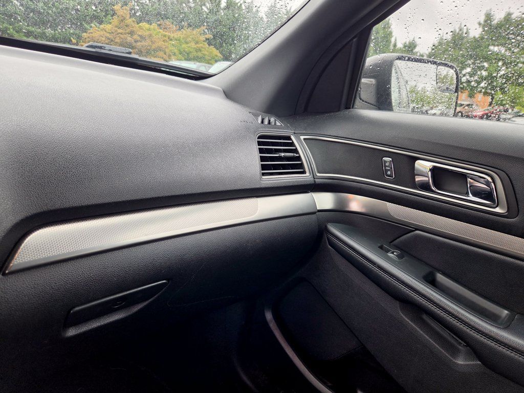 Used 2018 Ford Explorer XLT AWD/4WD image 18