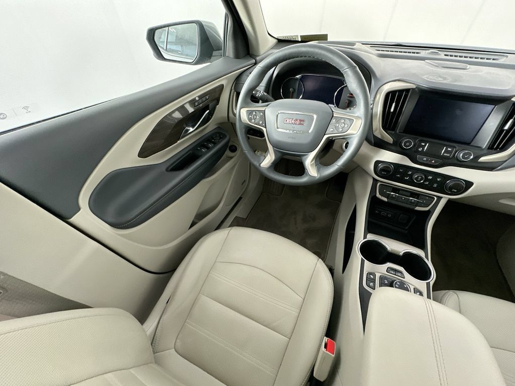 Used 2024 GMC Terrain Denali w/ Denali Premium Package AWD/4WD image 9